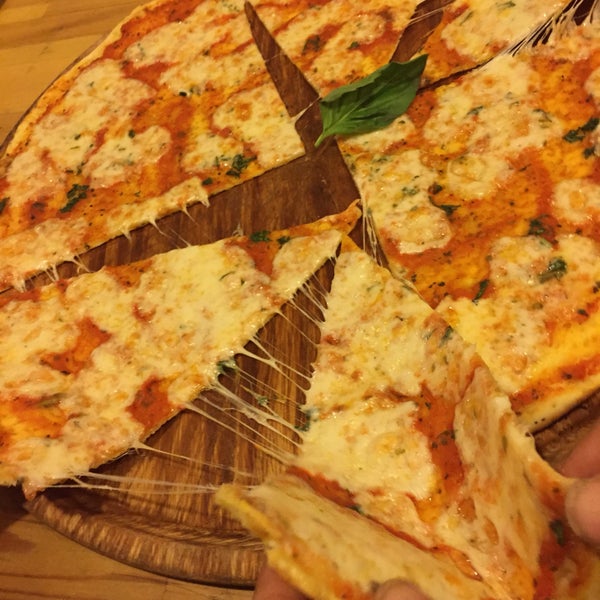 รูปภาพถ่ายที่ Fratelli Duri Pizzeria, Pera โดย Aytek L. เมื่อ 10/3/2016