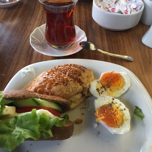 Das Foto wurde bei İncir Ağacı Cafe &amp; Restaurant von Aytek L. am 3/24/2016 aufgenommen