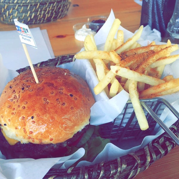 Foto tomada en Karnivora Steak &amp; Burger House  por Öznur Ö. el 5/29/2016