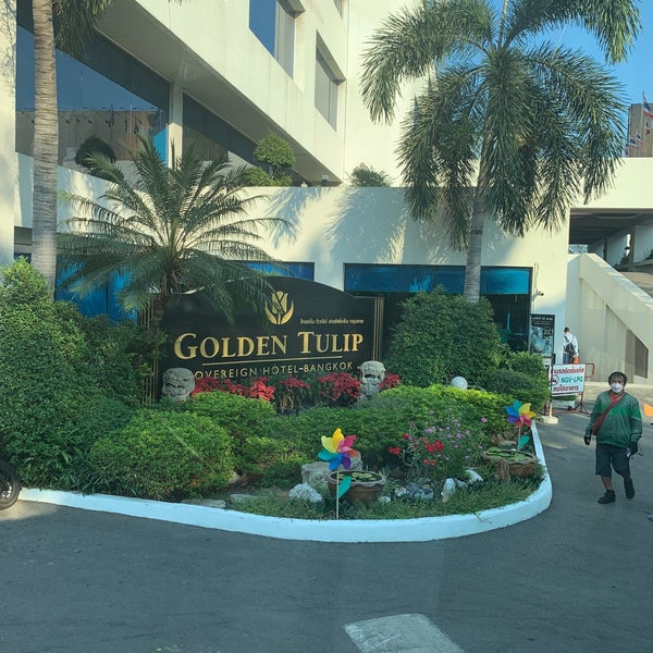 Photo taken at Golden Tulip Sovereign Hotel Bangkok by essraaa on 1/10/2022
