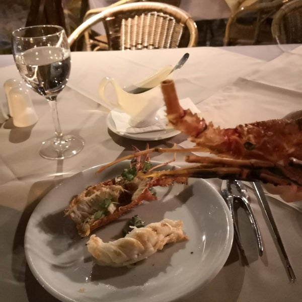 Foto scattata a Labros Restaurant da Antonis il 8/27/2018