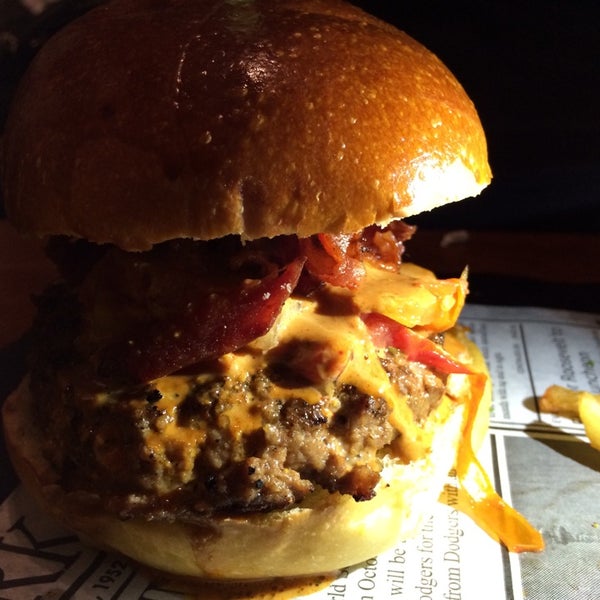 รูปภาพถ่ายที่ Max Fifty Burger &amp; Bar โดย Restaurante.com.do T. เมื่อ 7/5/2014