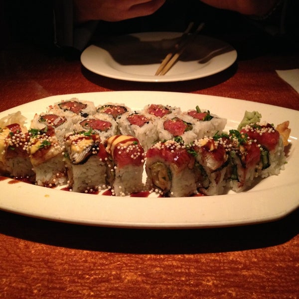 Das Foto wurde bei Roppongi Restaurant &amp; Sushi Bar von Martin A. am 12/23/2012 aufgenommen