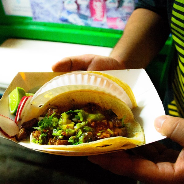 10/31/2014 tarihinde Nicholas D.ziyaretçi tarafından Tacos Morelos'de çekilen fotoğraf