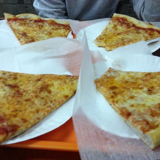 รูปภาพถ่ายที่ Polito&#39;s Pizza โดย Alex F. เมื่อ 10/13/2012