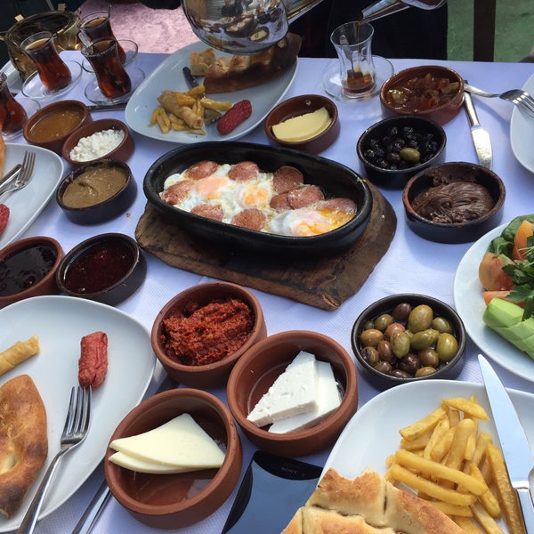 Снимок сделан в Şahin Tepesi Restaurant пользователем Gamze G. 2/19/2017