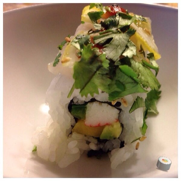 Foto scattata a Simply Sushi da Justin J. il 2/15/2014