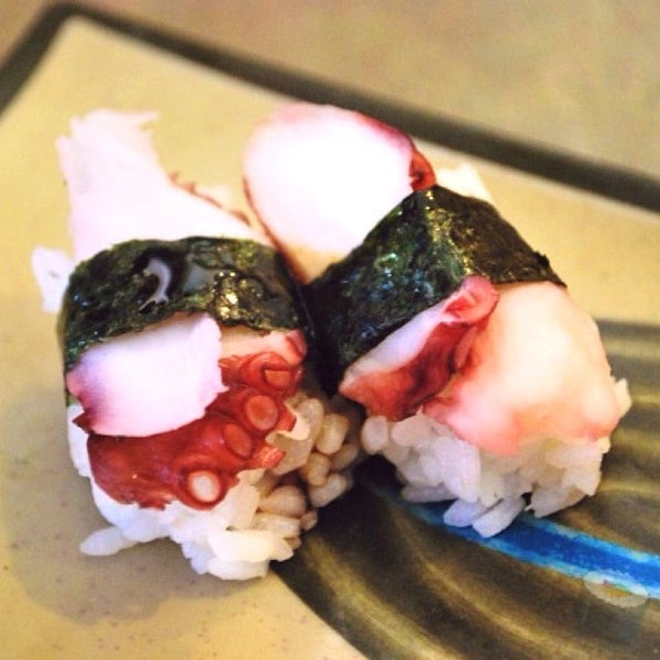 Foto scattata a Simply Sushi da Justin J. il 5/29/2014