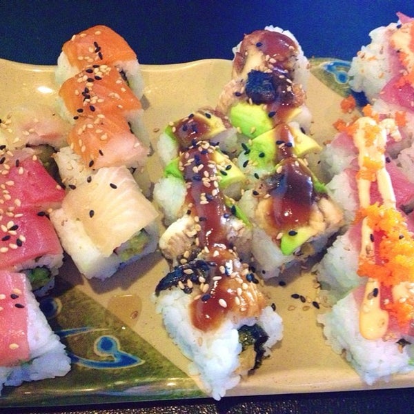 Foto scattata a Simply Sushi da Justin J. il 6/15/2014