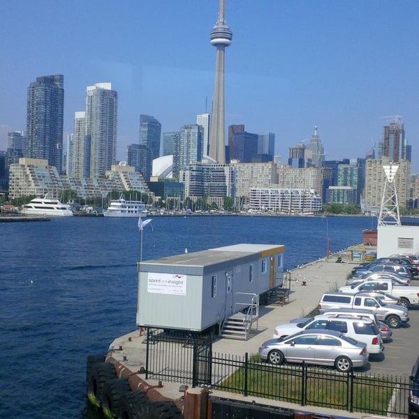 8/19/2013 tarihinde Jeremy S.ziyaretçi tarafından Billy Bishop Toronto City Airport Ferry'de çekilen fotoğraf