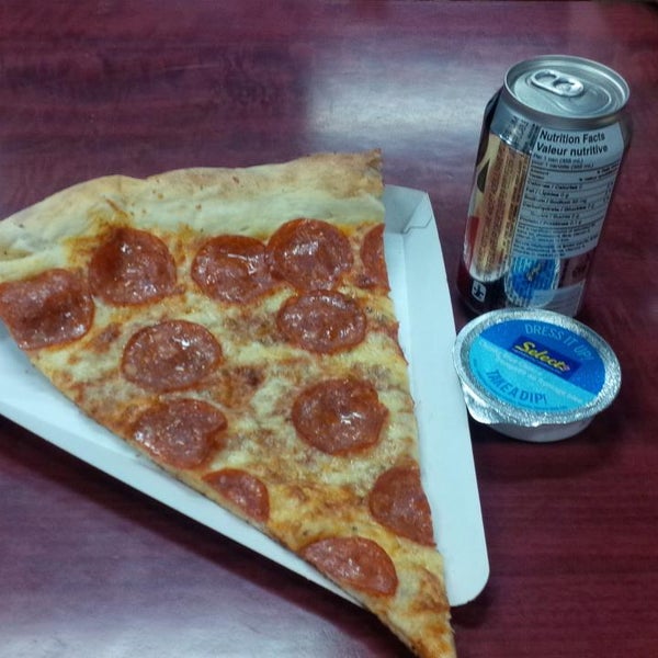 Foto diambil di Big Slice Pizza oleh Jeremy S. pada 3/28/2014