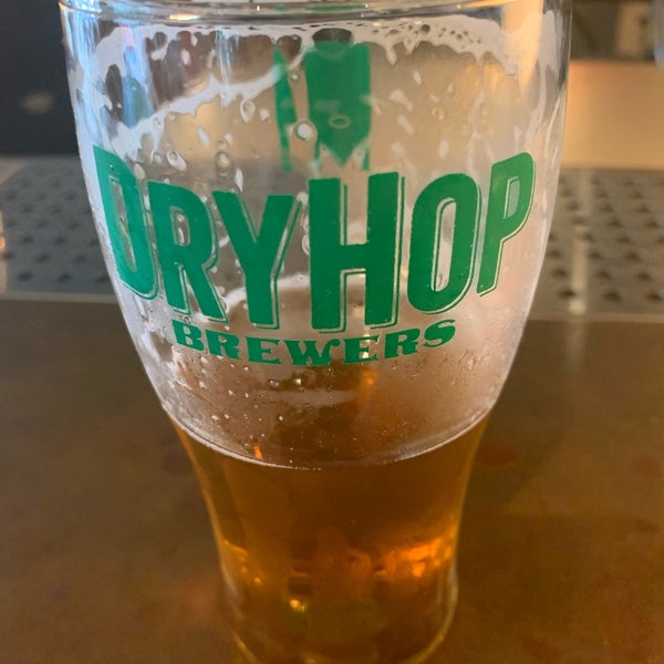 Foto tirada no(a) DryHop Brewers por Doug B. em 7/16/2021