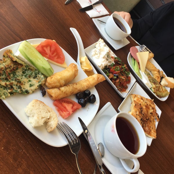 Foto tirada no(a) TT Lounge Cafe &amp; Restaurant por İlknur B. em 10/28/2017