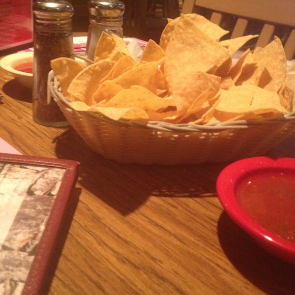 รูปภาพถ่ายที่ Felipe&#39;s Mexican Restaurant โดย Skyler L. เมื่อ 6/26/2013