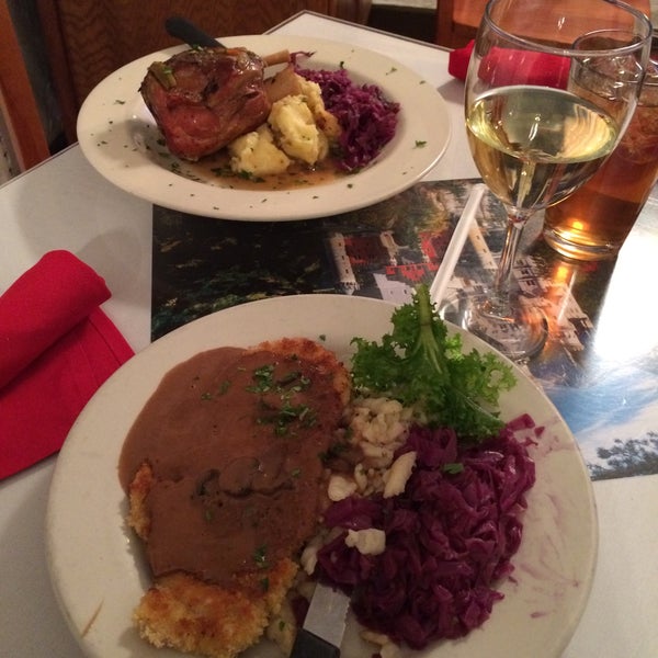 Foto scattata a The Village Corner German Restaurant &amp; Tavern da Becky il 2/14/2015