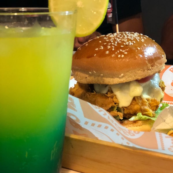 Foto tirada no(a) Maxwell Burger por Sibel (@lezzetdansi) D. em 7/26/2019