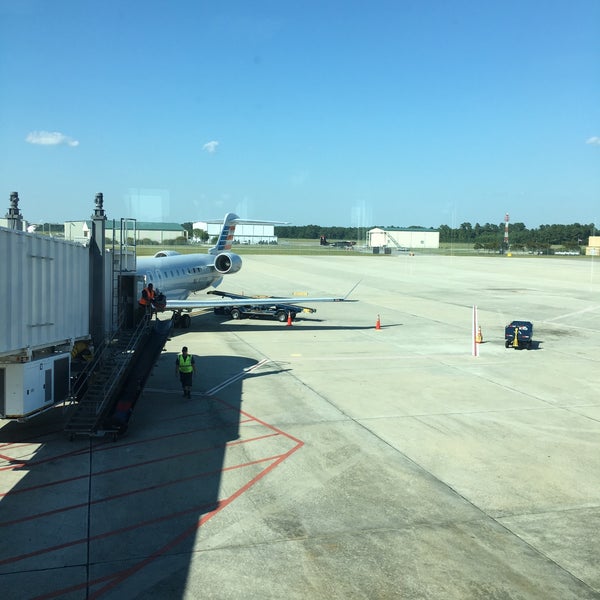 Foto tomada en Wilmington International Airport (ILM)  por Katherine C. el 9/6/2016