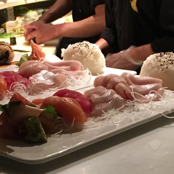 รูปภาพถ่ายที่ Friends Sushi โดย J F. เมื่อ 5/30/2016