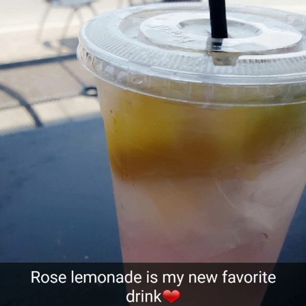 My kingdom for their Rose Lemonade! Perfect for a warm spring or summer day🍋