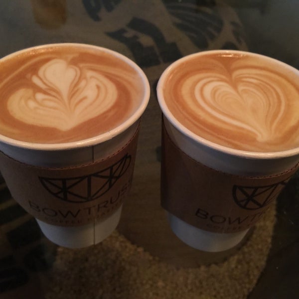 Foto tirada no(a) Bow Truss Coffee por Sher L. em 6/2/2015