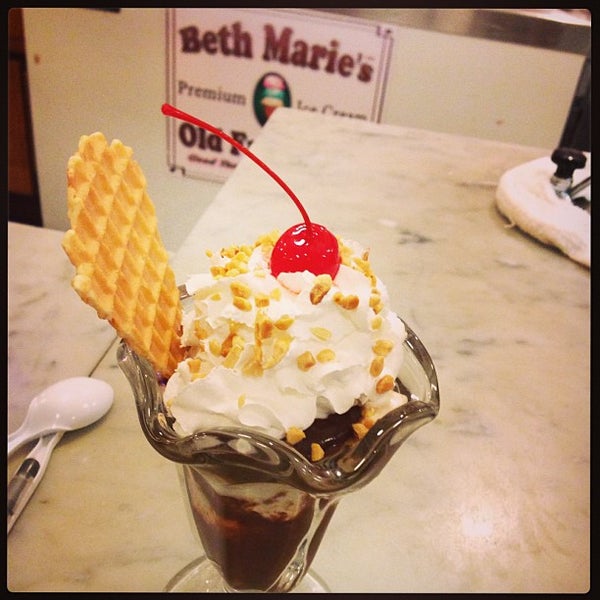 Снимок сделан в Beth Marie&#39;s Old Fashioned Ice Cream &amp; Soda Fountain пользователем Cameron G. 2/10/2013