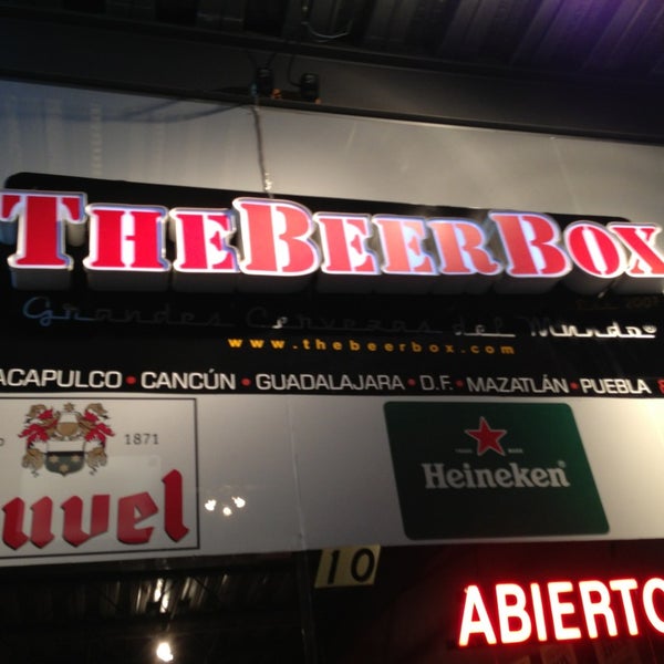 รูปภาพถ่ายที่ The Beer Box โดย Roberto Alexandro R. เมื่อ 1/24/2013