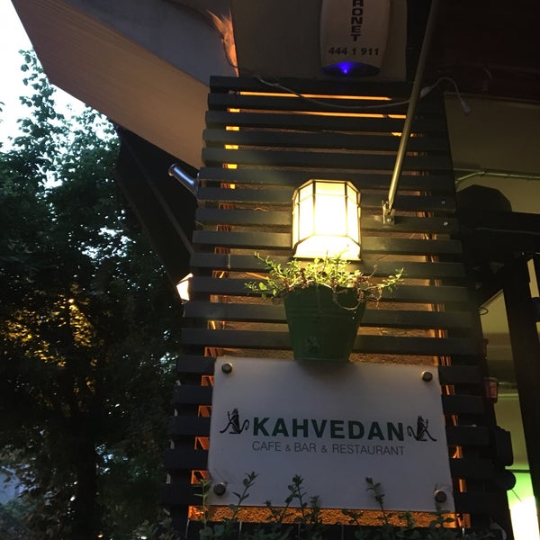 Foto tirada no(a) Maybe Ist Kitchen and Cocktail by Kahvedan por Burhan D. em 6/19/2018