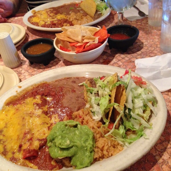 Das Foto wurde bei Los Barrios Mexican Restaurant von Jen S. am 7/5/2014 aufgenommen