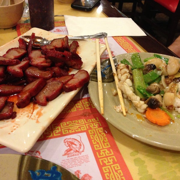 5/8/2013 tarihinde Jen S.ziyaretçi tarafından Din Ho Chinese BBQ'de çekilen fotoğraf