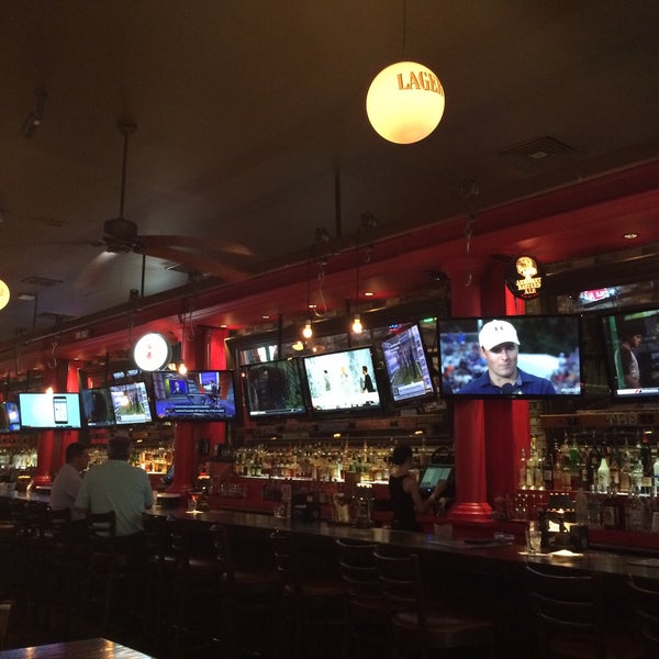 Foto scattata a Grease Burger, Beer and Whiskey Bar da Tori A. il 9/28/2015