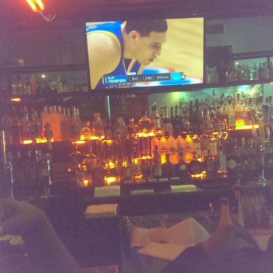 Foto tirada no(a) Halftime Sports Bar por EastBayLoop K. em 4/19/2014