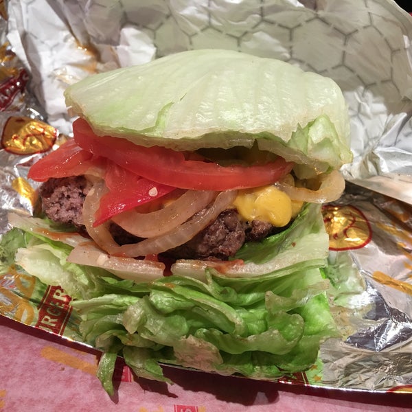 Das Foto wurde bei Lucky&#39;s Famous Burgers von Albert T. am 6/2/2016 aufgenommen