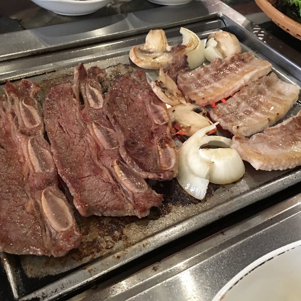 3/3/2016 tarihinde Albert T.ziyaretçi tarafından Seoul Garden Restaurant'de çekilen fotoğraf