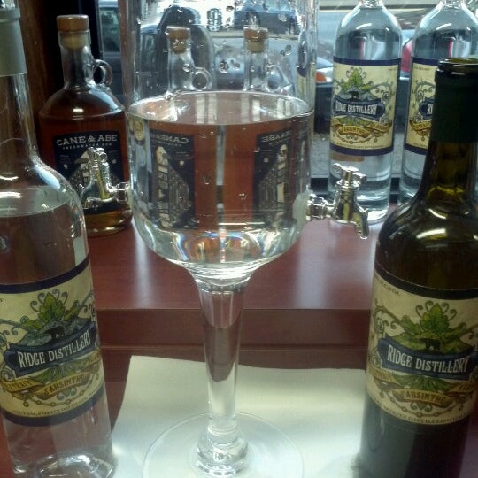 Photo prise au Borisal Liquor &amp; Wine par Elana E. le10/20/2012