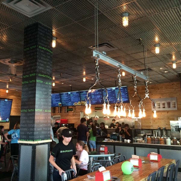 8/6/2014 tarihinde Michael H.ziyaretçi tarafından BurgerFi'de çekilen fotoğraf