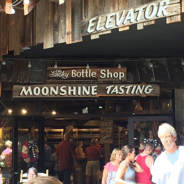 รูปภาพถ่ายที่ Ole Smoky Moonshine Distillery โดย Marilyn P. เมื่อ 8/22/2018