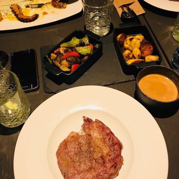 Nice tapas and steak, little bit very simple looking (something was missing from the plate). At 22:00 the kitchen closed with no chance to get dessert. In Spanish restaurant it couldn't happen.