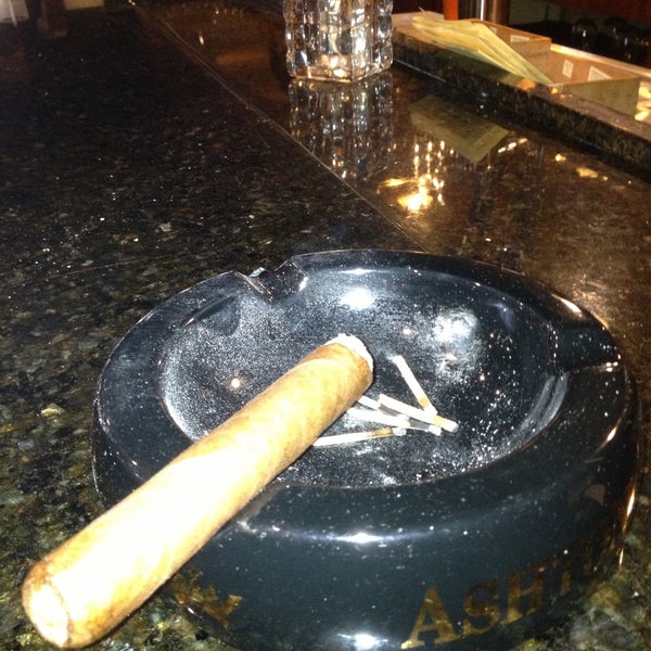 Foto tomada en King Corona Cigars Cafe &amp; Bar  por Brian P. el 5/15/2013