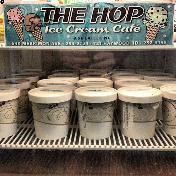 3/14/2013 tarihinde The Hop Ice Cream Cafeziyaretçi tarafından Residence Inn by Marriott Asheville Biltmore'de çekilen fotoğraf