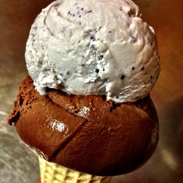 รูปภาพถ่ายที่ The Hop Ice Cream Cafe โดย The Hop Ice Cream Cafe เมื่อ 11/20/2012