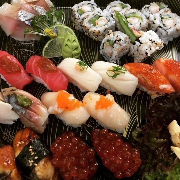 Foto scattata a Sushi Surprise da Sushi Surprise il 12/18/2015