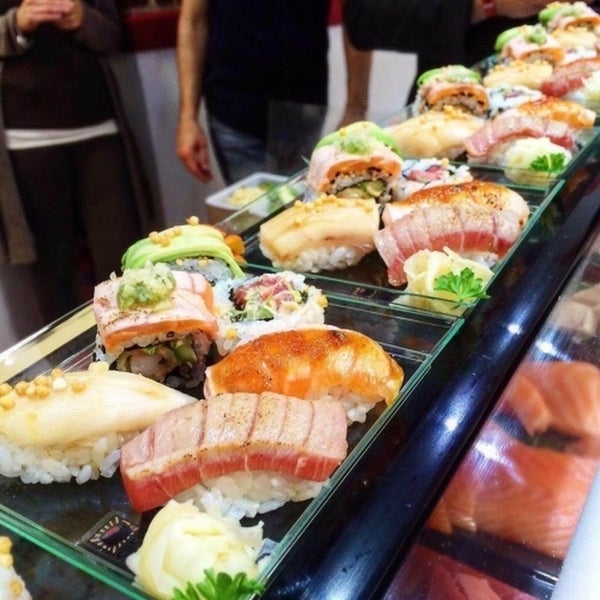Foto scattata a Sushi Surprise da Sushi Surprise il 12/18/2015
