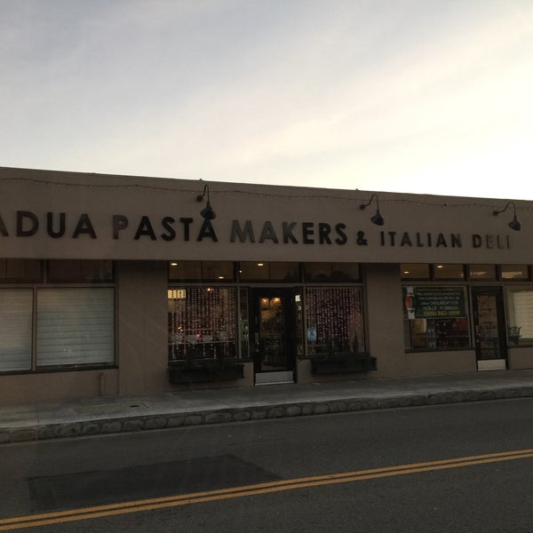 Das Foto wurde bei Padua Pasta Makers &amp; Italian Deli von Alexis G. am 2/4/2016 aufgenommen