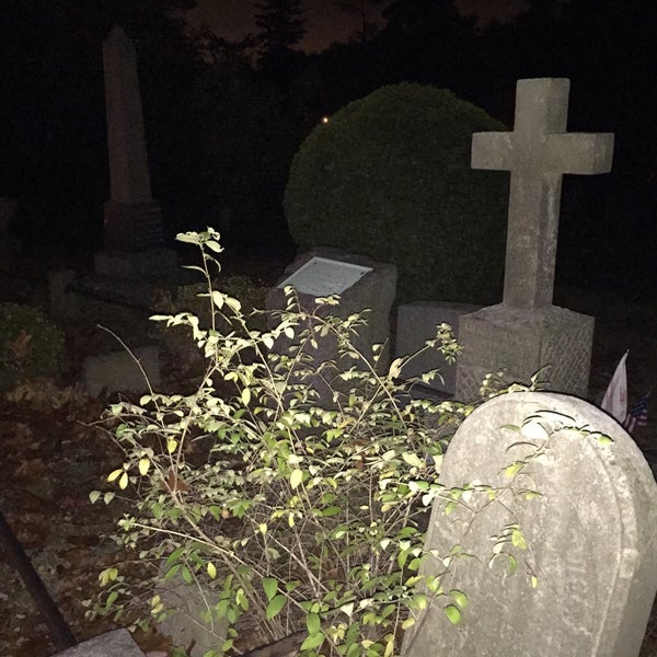รูปภาพถ่ายที่ Sleepy Hollow Cemetery โดย Dan H. เมื่อ 10/23/2016