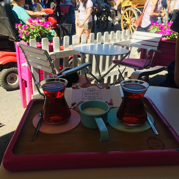 Das Foto wurde bei Büyükada Şekercisi Candy Island Cafe Patisserie von Funda D. am 7/7/2019 aufgenommen
