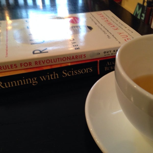10/1/2014 tarihinde Deb N.ziyaretçi tarafından Elements: Books Coffee Beer'de çekilen fotoğraf