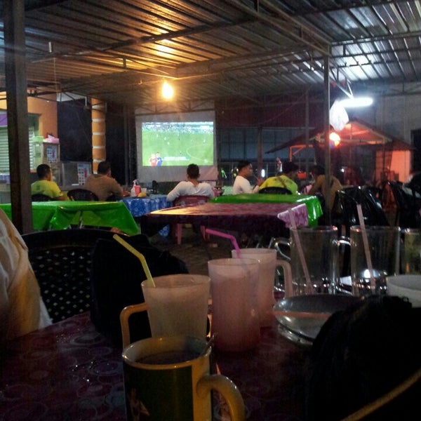 футболка comer. черная базовая футболка мужская. человек сидит на кровати. стиль одежды мужской. Men's corner.