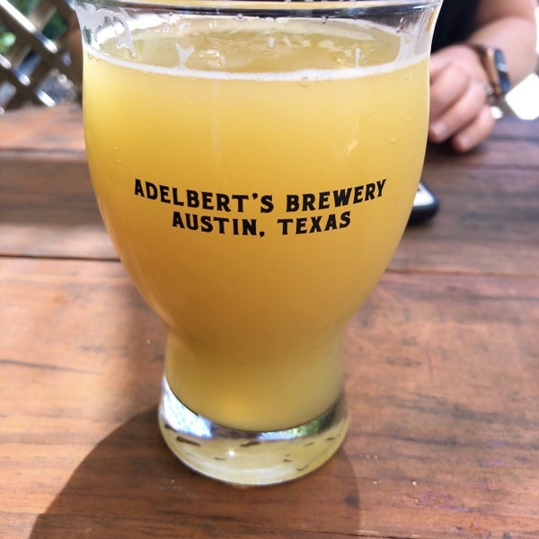 รูปภาพถ่ายที่ Adelbert&#39;s Brewery โดย Todd R. เมื่อ 4/27/2019