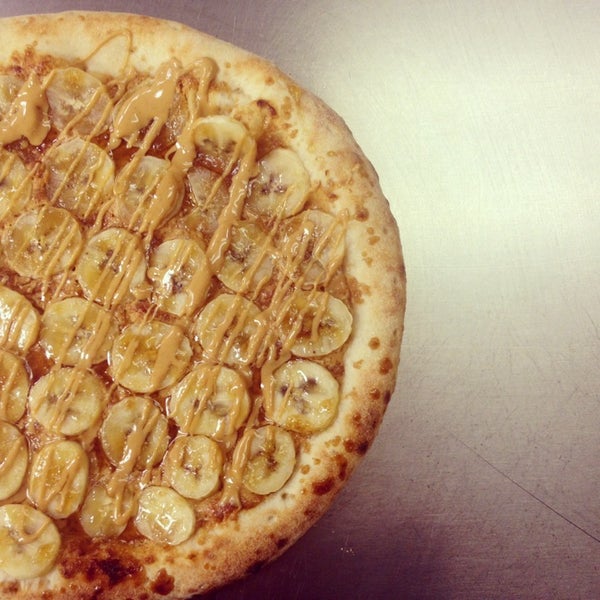 Foto tirada no(a) Wooden Paddle Pizza por Brianna C. em 4/26/2014