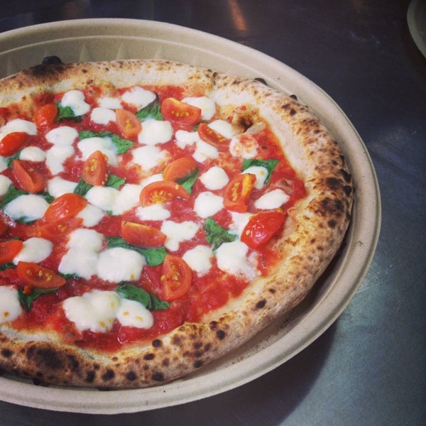4/26/2014 tarihinde Brianna C.ziyaretçi tarafından Wooden Paddle Pizza'de çekilen fotoğraf